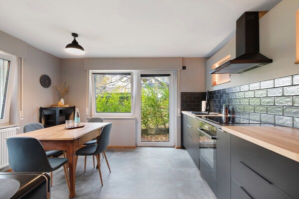 Fridge, microwave, oven, stovetop - Apartment 'Wanderer Lodge Am Breitenstein' with Private Garden and Wi-Fi (Bissingen an der Teck)