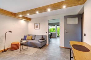 TV - Apartment 'Wanderer Lodge Am Breitenstein' with Private Garden and Wi-Fi (Bissingen an der Teck)