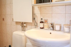 Sèche-cheveux, serviettes fournies