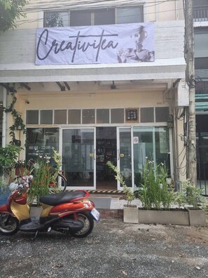 غرفة - غرفة نوم واحدة - بشرفة - منظر للمدينة | المنشأة من الخارج