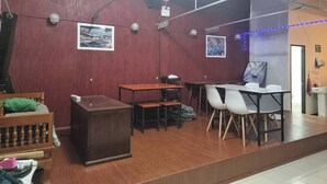Room, 1 Bedroom, Balcony, City View | Tempat makan