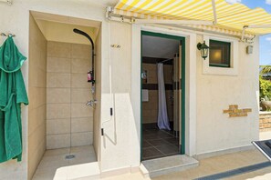 Shower, hair dryer, bidet, towels - Vacation home Zatka - 6 persons, private pool, whirlpool, barbecue (Zatka Čepić)