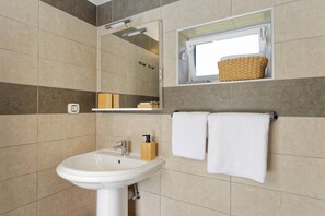 Dutxa, assecador de cabells, bidet i tovalloles 