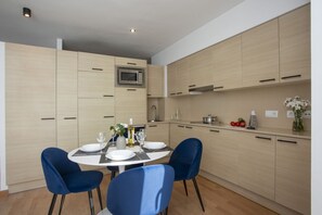 Kühlschrank, Mikrowelle, Herdplatte, Geschirrspüler