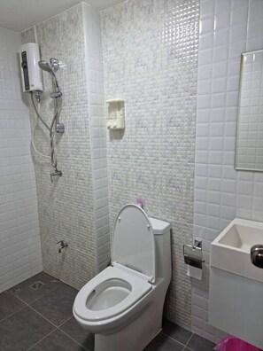 Habitación, 1 habitación, balcón, vistas a la ciudad | Baño