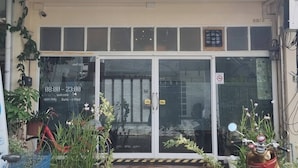 Ein Schaufenster mit einem Schild, auf dem 'Creativia' steht, und einer Roboter-Illustration.