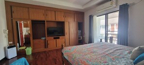 Habitación, 1 habitación, balcón, vistas a la ciudad | 1 dormitorio