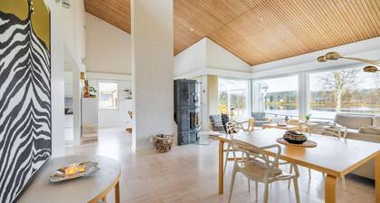 Lakeside Aurora Retreat By BookLapland