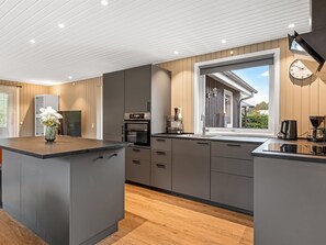 Kühlschrank, Geschirrspüler, Kochgeschirr/Geschirr/Besteck