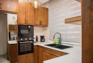 Full-sized fridge, microwave, oven, stovetop
