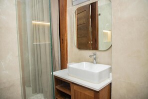 Shower, slippers, towels, soap - Little Hideaway (Dar es Salaam)