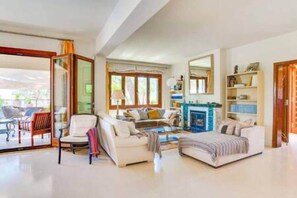 Smart TV, fireplace