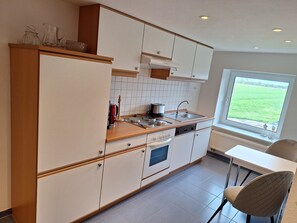 Kühlschrank, Ofen, Geschirrspüler, Wasserkocher mit Kaffee-/Teezubehör