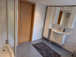 Haartrockner, Handtücher, Seife, Toilettenpapier