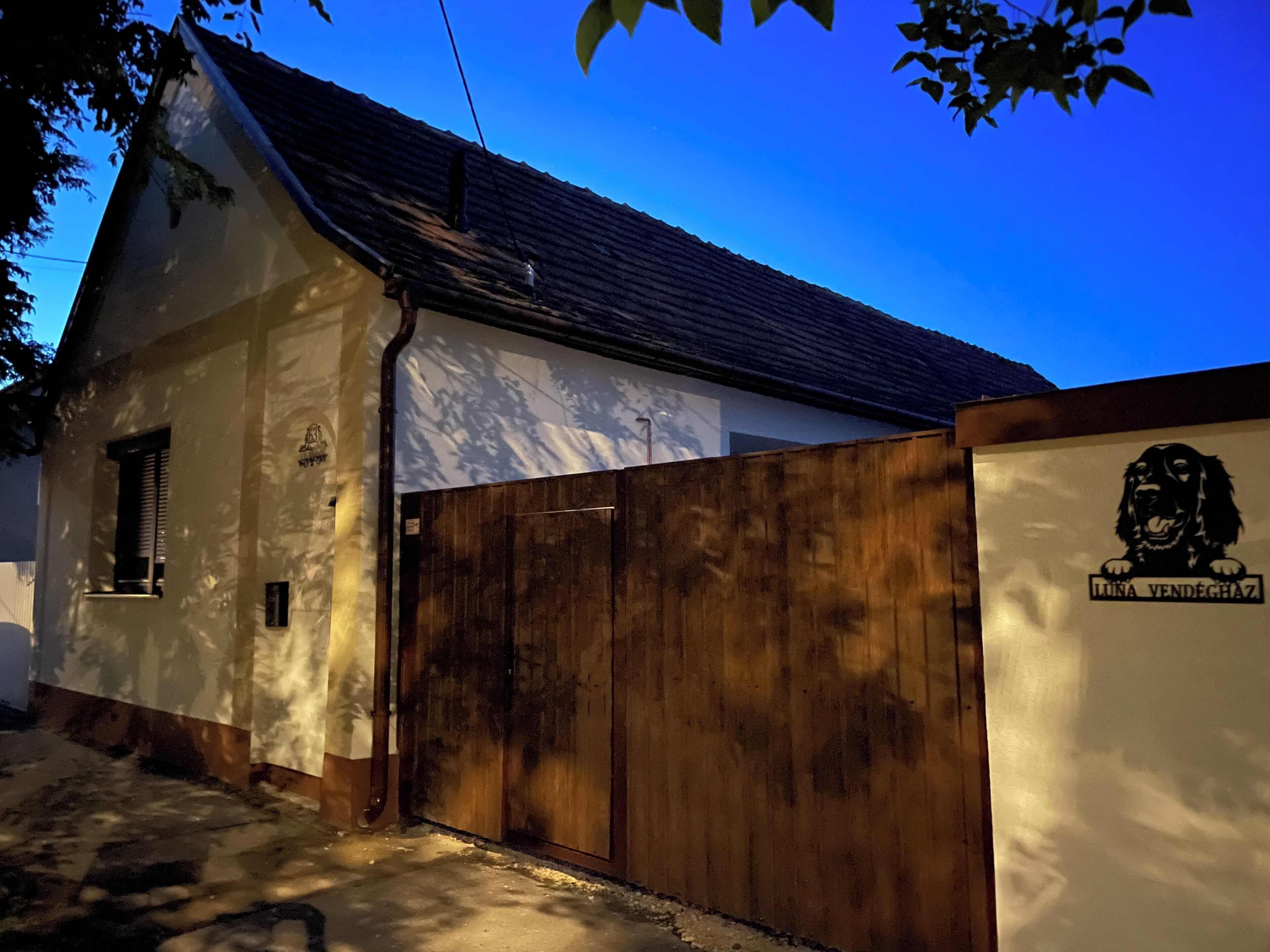 Vista frontal de la propiedad