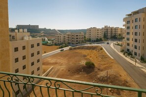Familie appartement, balkon, uitzicht op stad | Terras