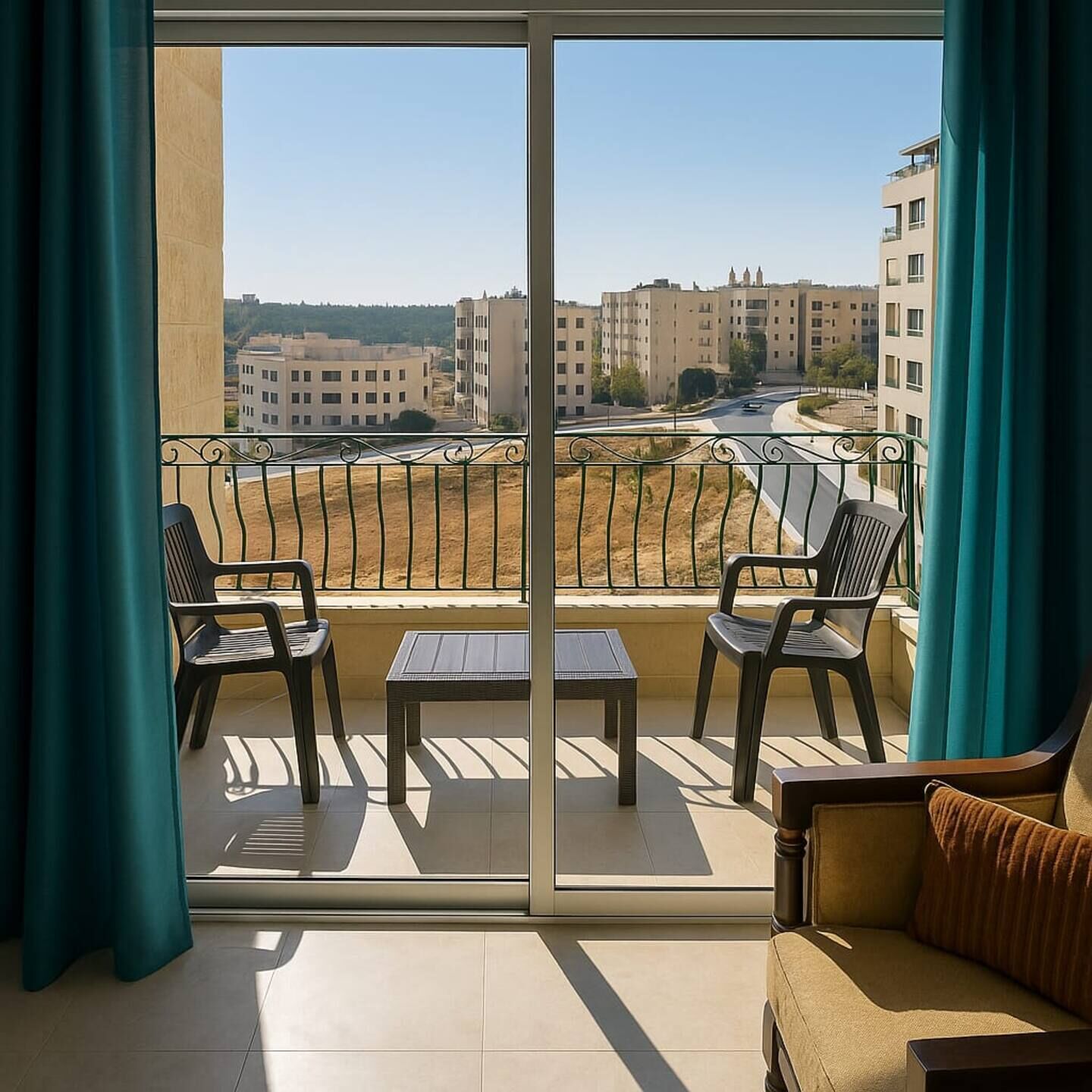 Departamento familiar, balcón, vista a la ciudad | Área de sala de estar