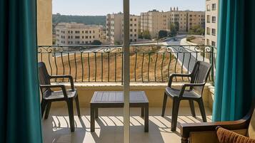 Familie appartement, balkon, uitzicht op stad | Woonruimte