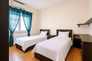 Familie appartement, balkon, uitzicht op stad | Een strijkplank/strijkijzer, gratis wifi