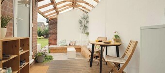 Bright Stylish Apartment, 10 Mins to Peaks & City