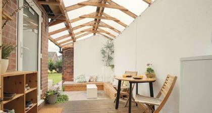 Bright Stylish Apartment, 10 Mins to Peaks & City