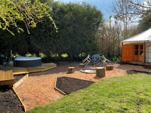 Outdoor spa tub - Mongolian Yurt set in beautiful gardens with private kitchen/bathroom & jacuzzi (Ernes)
