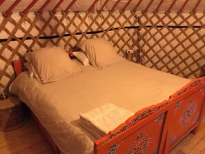 1 bedroom, iron/ironing board, Internet, bed sheets - Mongolian Yurt set in beautiful gardens with private kitchen/bathroom & jacuzzi (Ernes)