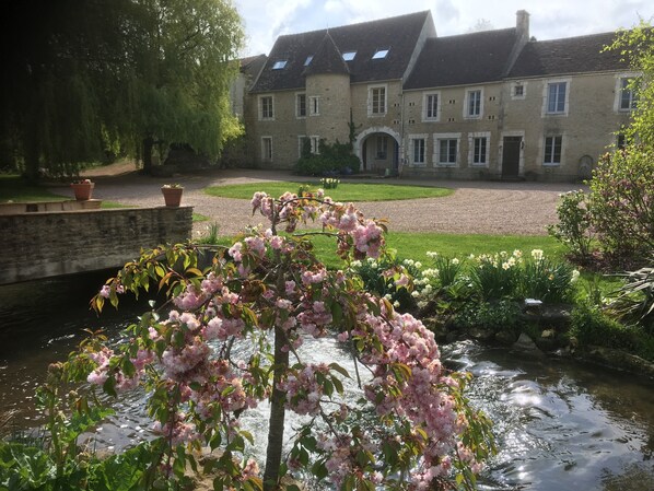 المنطقة المحيطة بالمنشأة