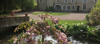 Mongolian Yurt set in beautiful gardens with private kitchen/bathroom & jacuzzi