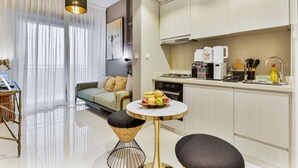 Un appartement moderne comprenant un espace de vie, une cuisine et un coin repas.