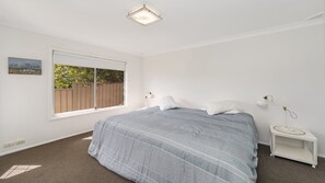 4 bedrooms, iron/ironing board, Internet, bed sheets