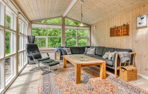 Cheminée, baby-foot, table de tennis de table