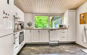 ثلاجة، فرن، موقد طهي مسطح، غسالة أطباق