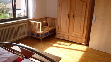 4 bedrooms, iron/ironing board, WiFi, bed sheets