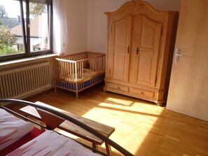 4 عدّة غرف نوم ومكواة/لوح كي وواي فاي وملاءات أسرّ�ة