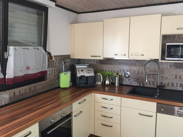 ثلاجة، ميكروويف، فرن، موقد طهي مسطح