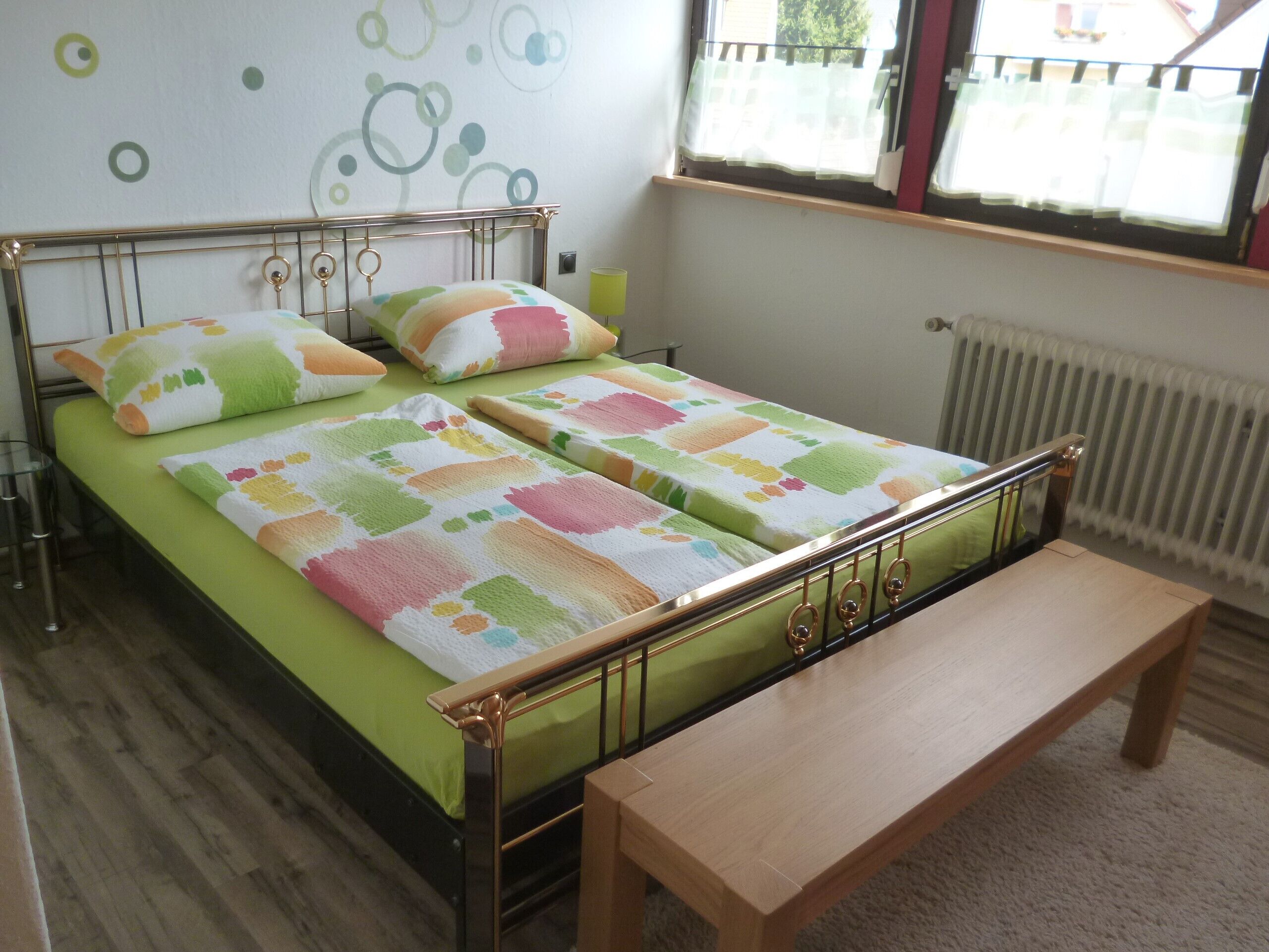 4 habitaciones, tabla de planchar con plancha, wifi y ropa de cama 