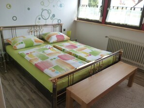 4 bedrooms, iron/ironing board, WiFi, bed sheets