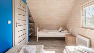 2 bedrooms, travel crib, free WiFi