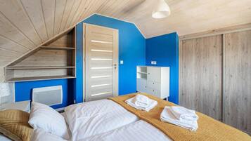 2 bedrooms, travel crib, free WiFi