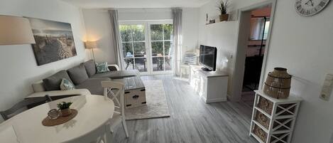 TV, table tennis, stereo