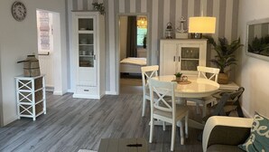 Un espacio habitable compacto con comedor, cocina y dormitorio.