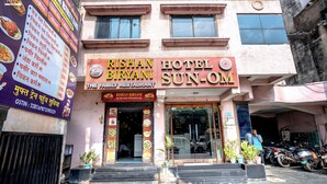 A building with a sign for Rishan Biryani and Hotel Sun-Om. - Hotel Sun-Om (Raipur)