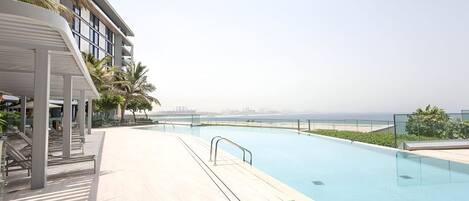 Hồ bơi ngoài trời