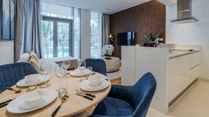Leilighet – deluxe, balkong, bakgårdsutsikt | Spiseområde på rommet