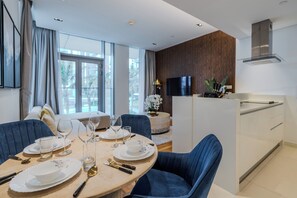 Deluxe-Apartment, Balkon, Blick auf den Innenhof | Essbereich im Zimmer