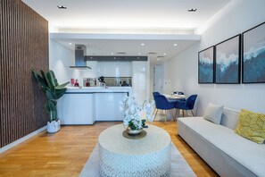 Leilighet – deluxe, balkong, bakgårdsutsikt | Oppholdsområde | En 55-tommers smart-TV med digitale kanaler