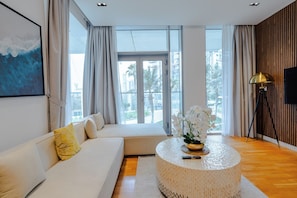 Leilighet – deluxe, balkong, bakgårdsutsikt | Oppholdsområde | En 55-tommers smart-TV med digitale kanaler