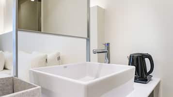Secador de pelo, toallas, shampoo, papel higiénico