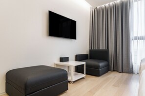 Deluxe-Zweibettzimmer, Stadtblick | Schreibtisch, laptopgeeigneter Arbeitsplatz, kostenloses WLAN